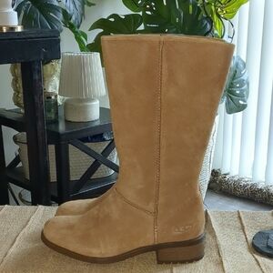 💕UGG Classic Tan Suede Boots